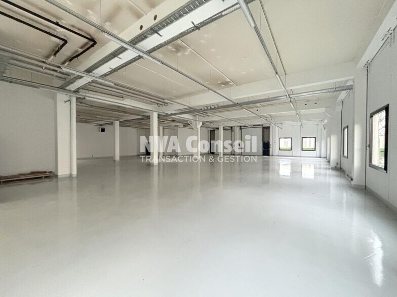 Flex in Cergy for lease - Interior Photo - Image 2 of 5