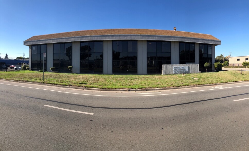 7717 Edgewater Dr, Oakland, CA for sale - Building Photo - Image 2 of 25