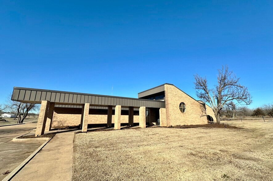 8701 N Kelley Ave, Oklahoma City, OK for lease - Building Photo - Image 1 of 21