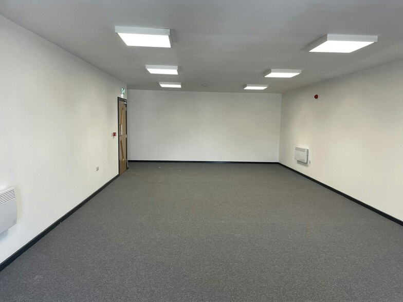 Greenside Way, Manchester for lease - Interior Photo - Image 3 of 11