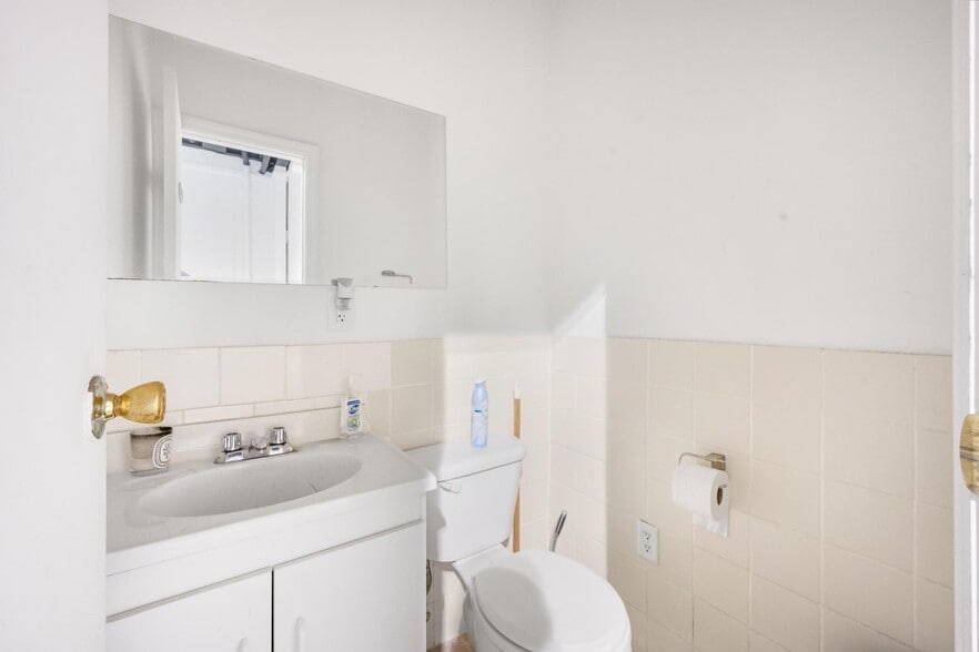 219 Bond St, Brooklyn, NY for sale - Interior Photo - Image 2 of 10