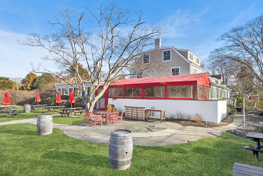40-21 Bowden Sq, Southampton, NY for lease - Primary Photo - Image 1 of 14