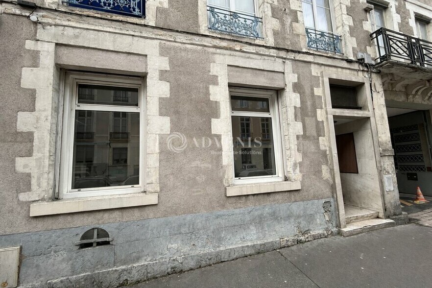 Retail in Orléans for lease - Building Photo - Image 1 of 12