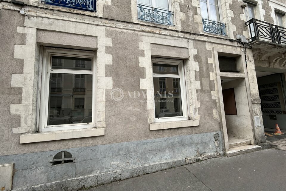 Retail in Orléans for lease Building Photo- Image 1 of 13