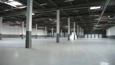 Industrial in Les Ulis for lease Building Photo- Image 1 of 1