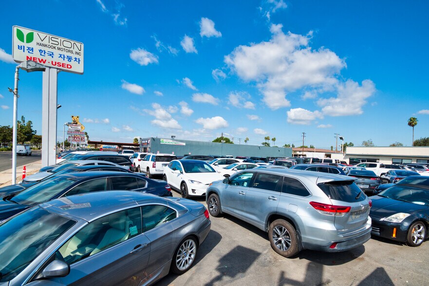 9943 Garden Grove Blvd, Garden Grove, CA à vendre - Photo du bâtiment - Image 3 de 8