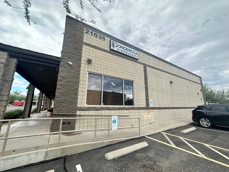 21031 N Cave Creek Rd, Phoenix, AZ à louer - Photo du bâtiment - Image 3 de 15