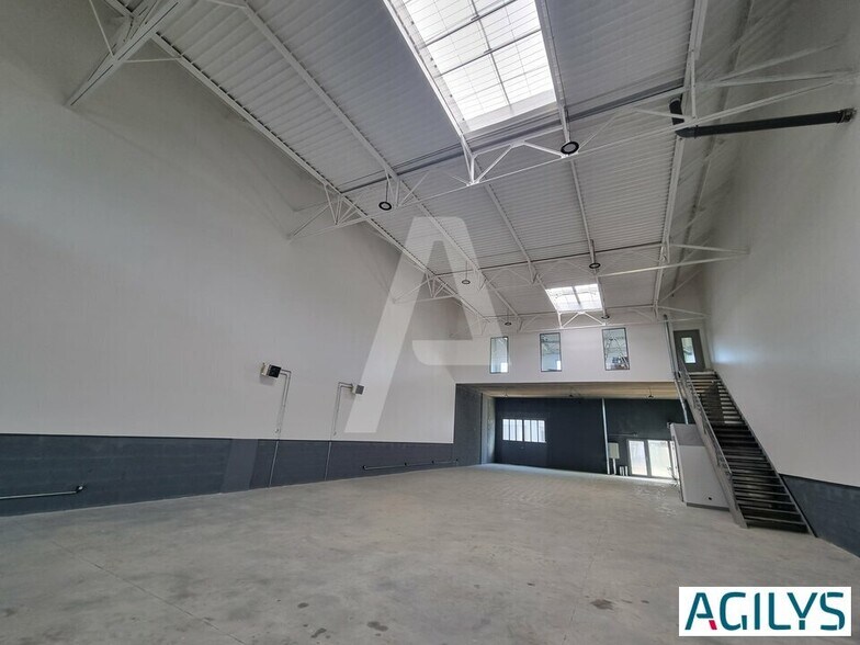 269 Rue Du Maréchal Juin, Vaux-le-Pénil for lease - Interior Photo - Image 2 of 17