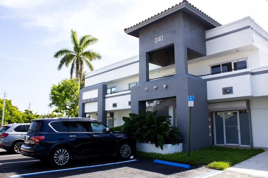 240 Old Federal Hwy, Hallandale Beach, FL à louer - Photo du bâtiment - Image 2 de 5