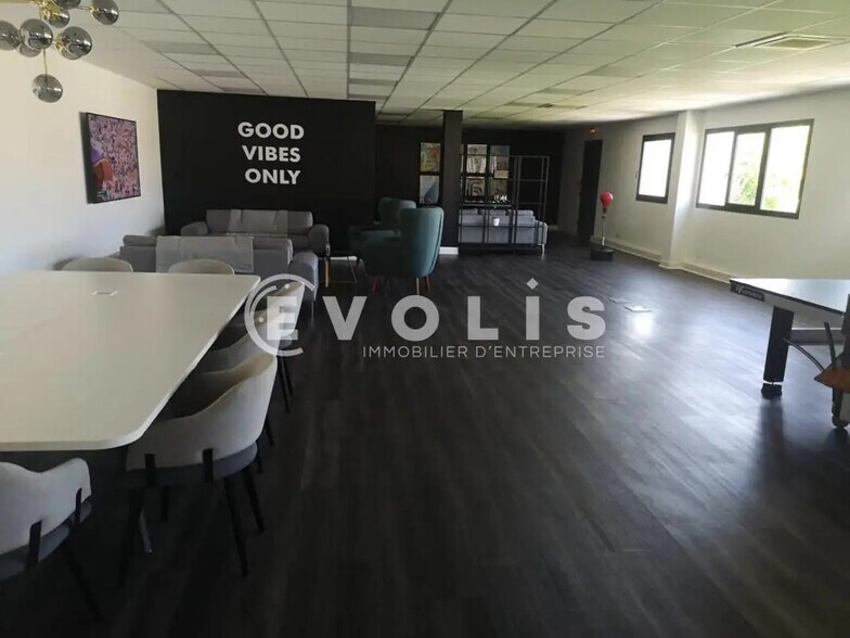 Office in Neuilly-Plaisance for sale - Building Photo - Image 2 of 12