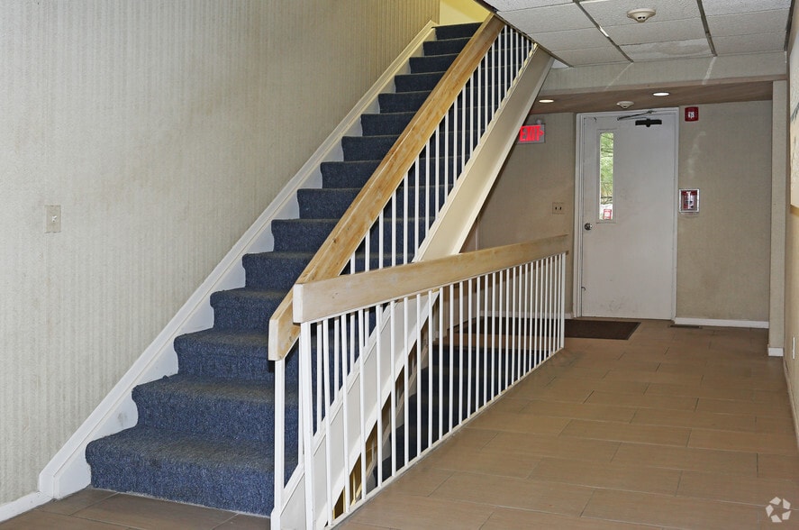 354 Veterans Memorial Hwy, Commack, NY à vendre - Photo intérieure - Image 2 de 7