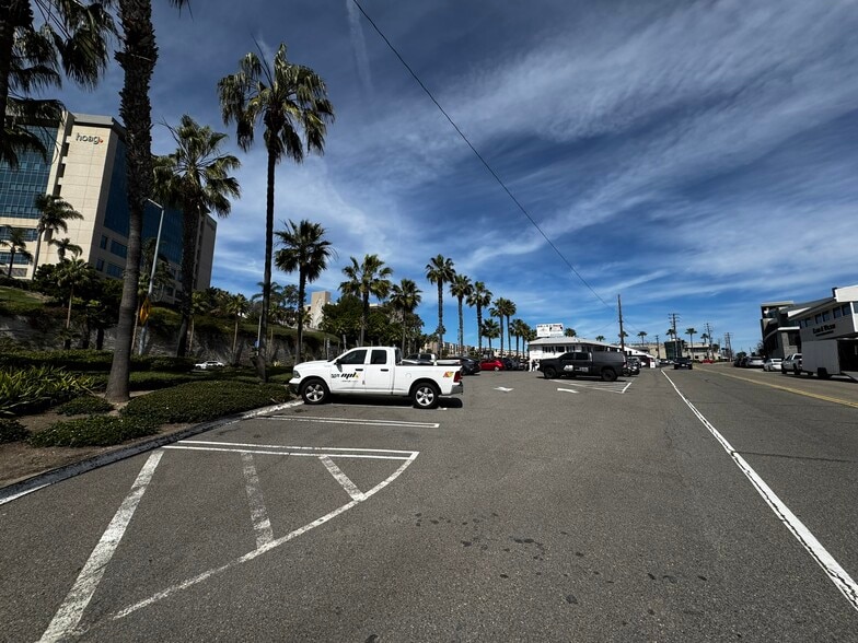 325-333 N Old Newport Blvd, Newport Beach, CA for lease - Building Photo - Image 3 of 10