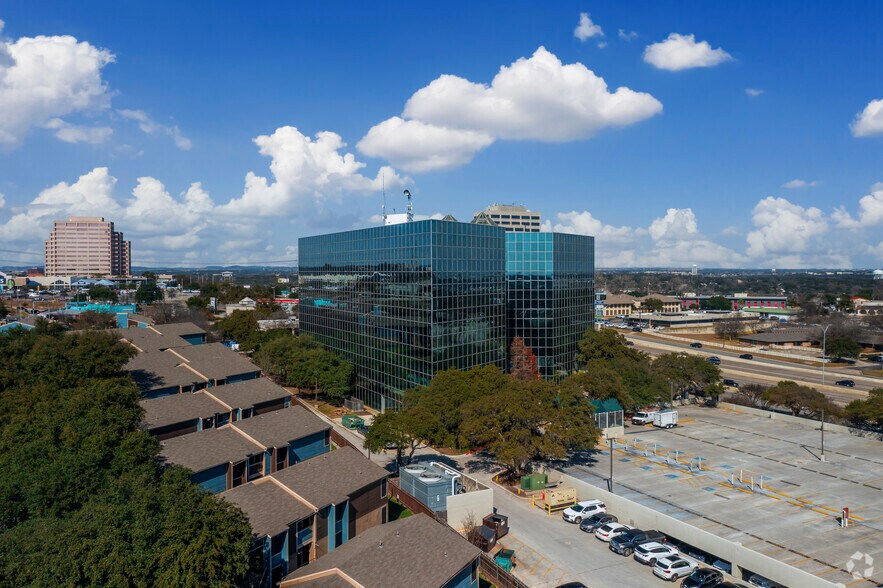 7800 W IH-10, San Antonio, TX à louer - Photo du bâtiment - Image 2 de 21