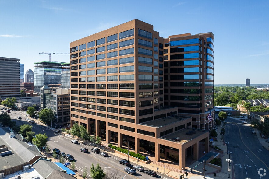 8182 Maryland Ave, Clayton, MO à louer - Photo du bâtiment - Image 1 de 6