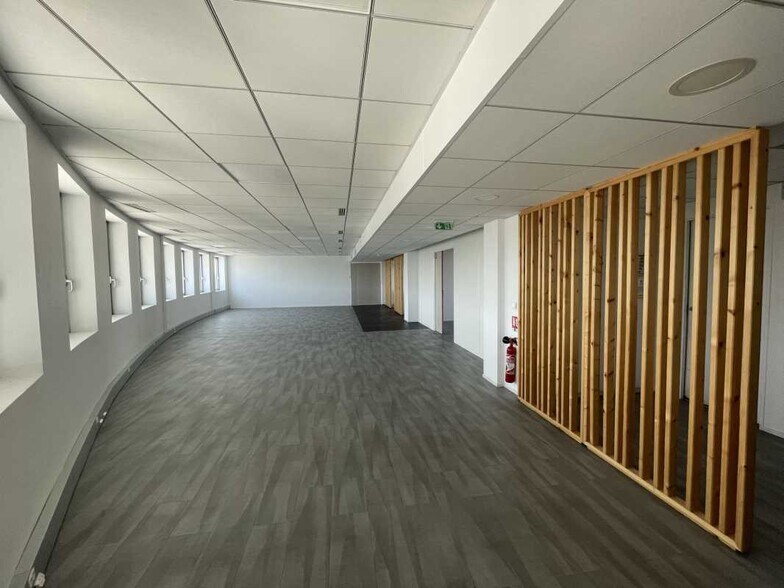 Office in Ivry-sur-Seine for lease - Interior Photo - Image 2 of 18