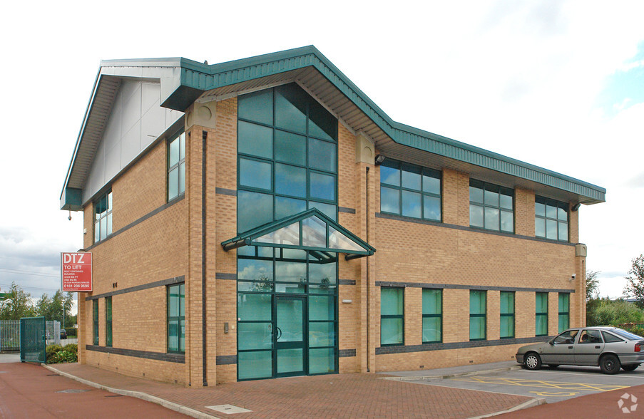 Oldham Broadway Businesss Park, Oldham for lease - Primary Photo - Image 1 of 2