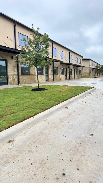 401 Chitalpa St, Leander, TX à louer - Photo du bâtiment - Image 2 de 4
