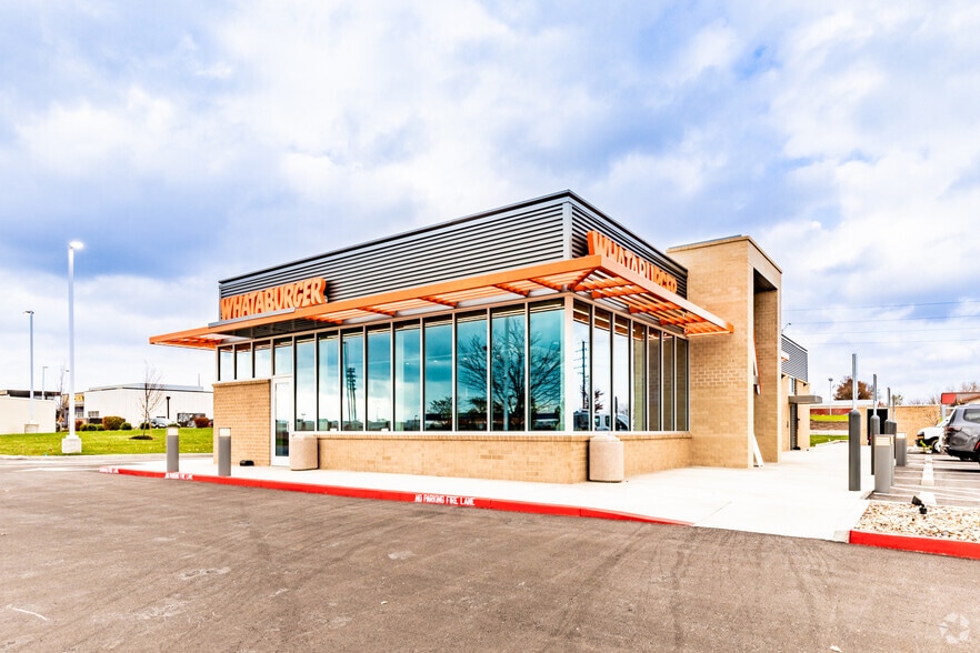 1460 NE Douglas St, Lee's Summit, MO for lease - Primary Photo - Image 1 of 5