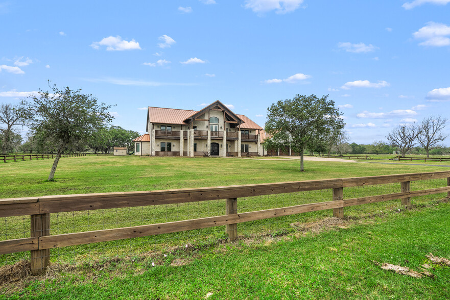 9474 FM 524 Rd, Sweeny, TX for sale - Building Photo - Image 1 of 1