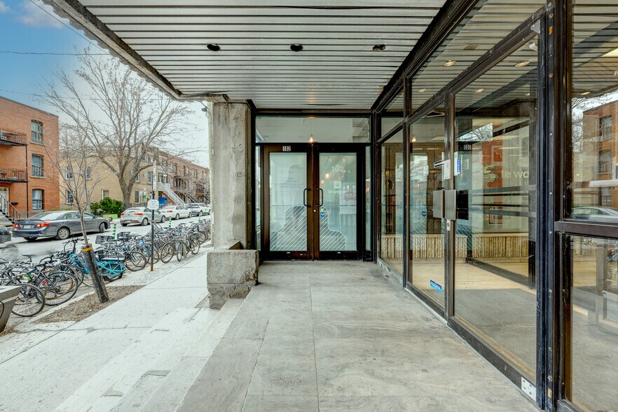 5333-5335 Av Casgrain, Montréal, QC à louer - Photo du bâtiment - Image 2 de 3