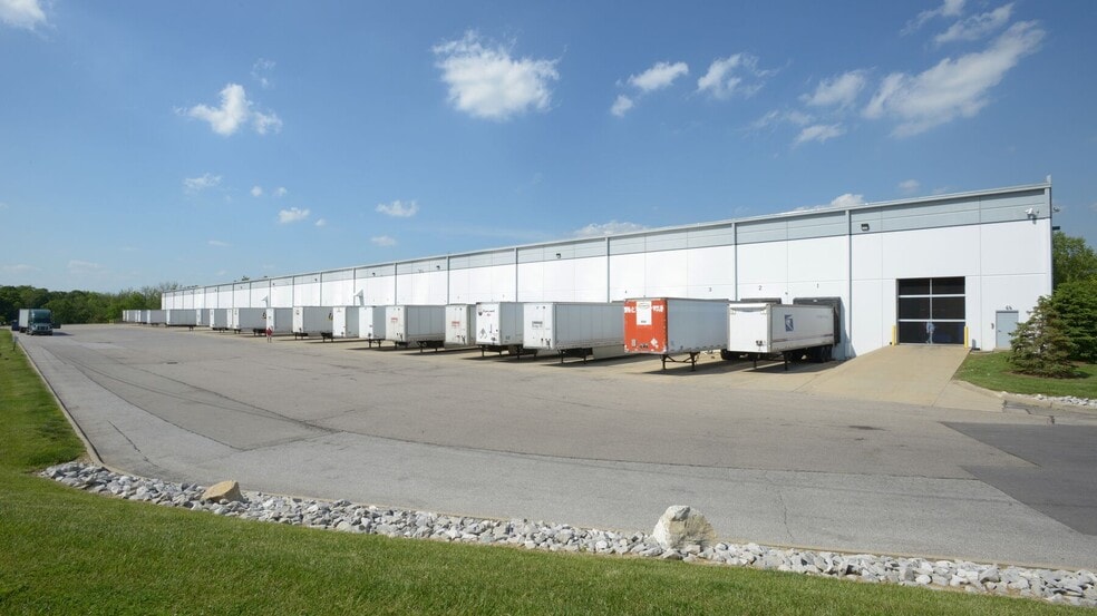 2305-2335 Global Way, Hebron, KY for lease - Building Photo - Image 3 of 5