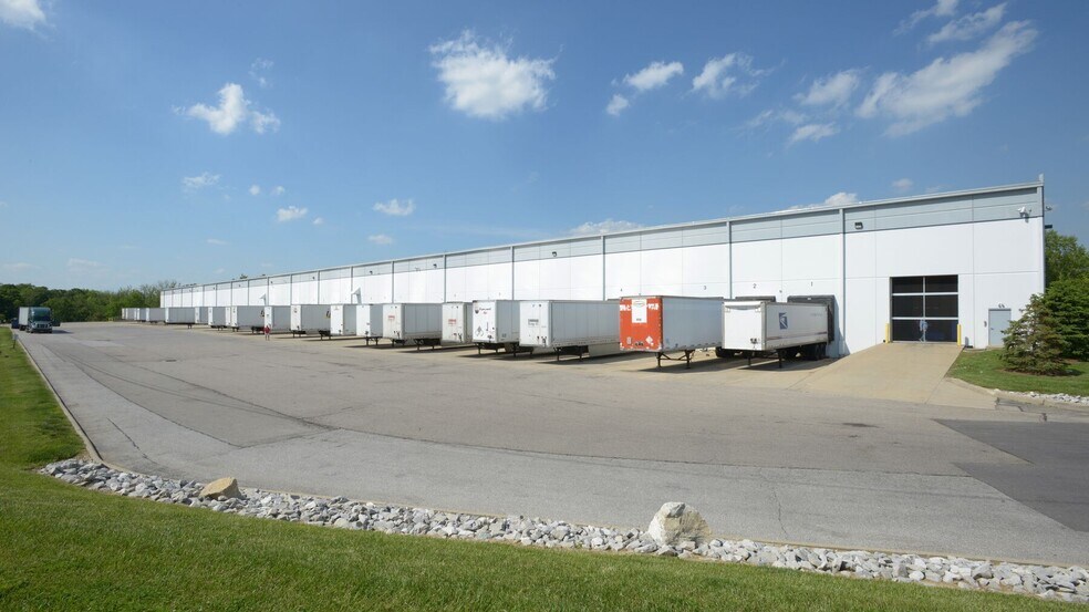 2305-2335 Global Way, Hebron, KY à louer - Photo du bâtiment - Image 2 de 9