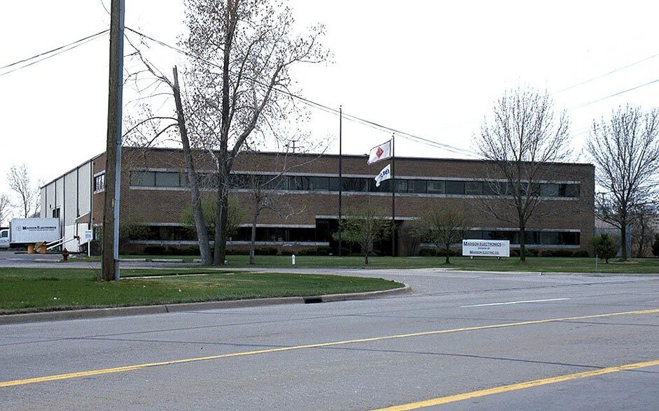 17930 E 14 Mile Rd, Fraser, MI à vendre - Photo du bâtiment - Image 2 de 3