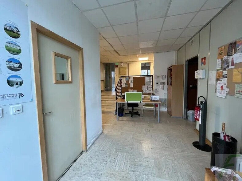 Commerce de détail dans Grenoble à louer - Photo du bâtiment - Image 2 de 8