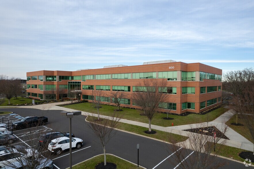 800 Township Line Rd, Yardley, PA à louer - Photo du bâtiment - Image 3 de 5