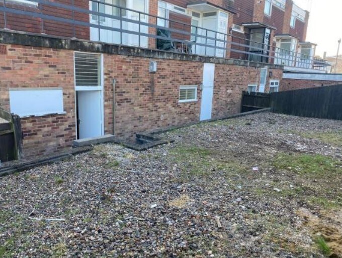 210-216 Frobisher Rd, Rugby à vendre - Photo du bâtiment - Image 2 de 13