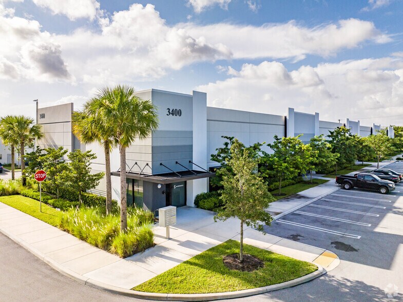 3420 NW 27th Ave, Pompano Beach, FL for lease - Primary Photo - Image 1 of 14