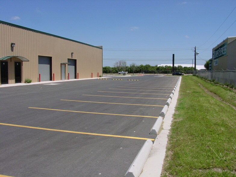 451 W Nolana Loop, Pharr, TX à louer - Photo du bâtiment - Image 2 de 19