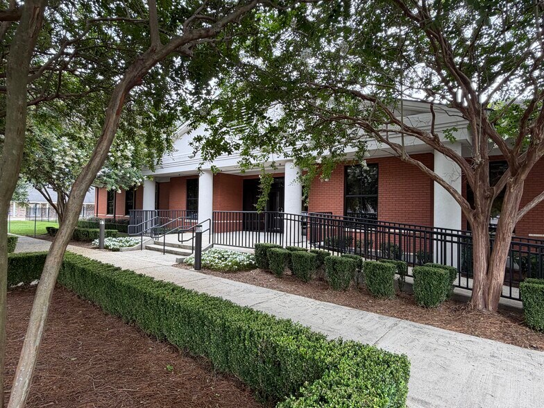 4757 Oneal Ln, Baton Rouge, LA à vendre - Photo principale - Image 1 de 10