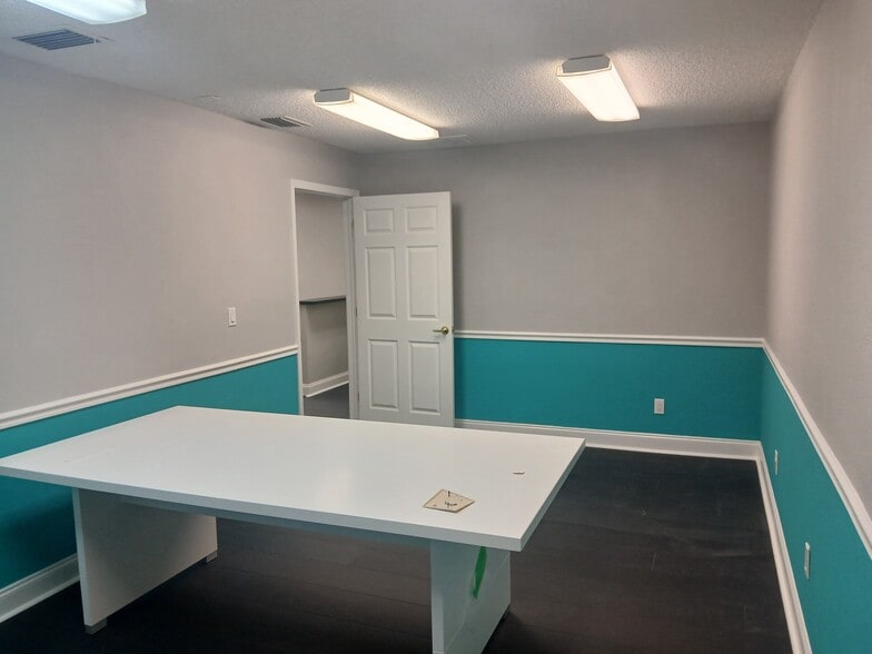 5290 Seminole Blvd, Saint Petersburg, FL for sale - Interior Photo - Image 3 of 37