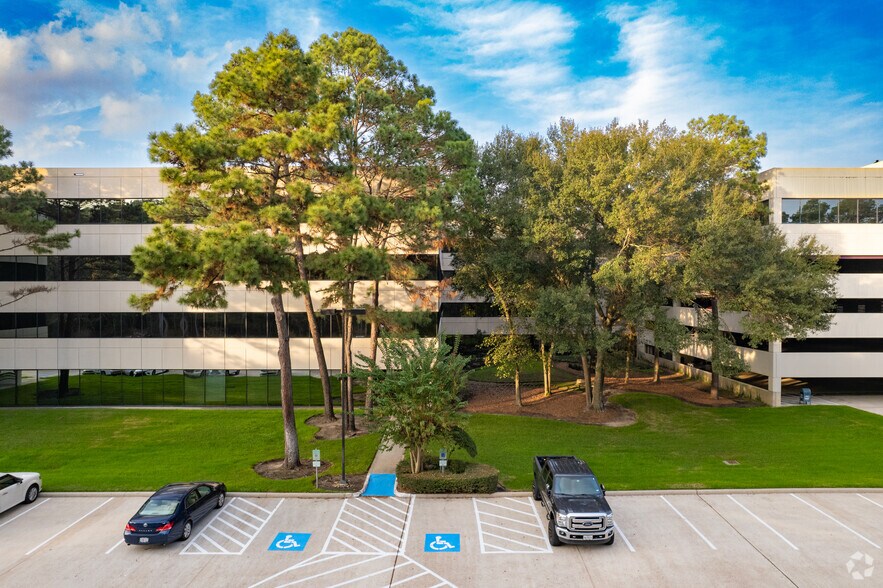 14950 Heathrow Forest Pky, Houston, TX à louer - Photo du bâtiment - Image 3 de 16