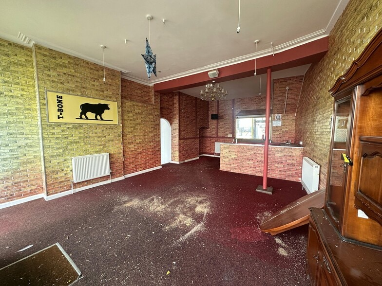 32-33 The Triangle, Bournemouth for sale - Building Photo - Image 3 of 12