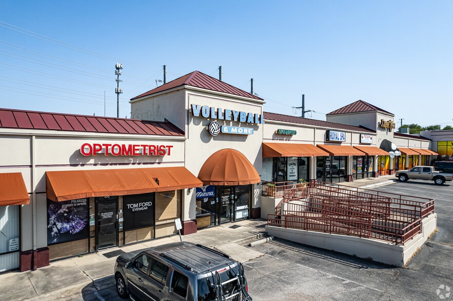 2267 NW Military Hwy, San Antonio, TX à louer - Photo du bâtiment - Image 3 de 7