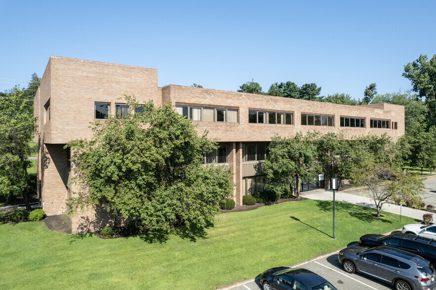 690 Kinderkamack Rd, Oradell, NJ à louer - Photo du bâtiment - Image 2 de 12