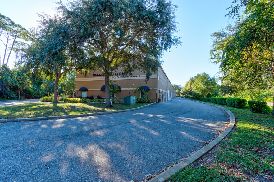 585 Commonwealth Blvd, Port Orange, FL à vendre - Photo du bâtiment - Image 2 de 25