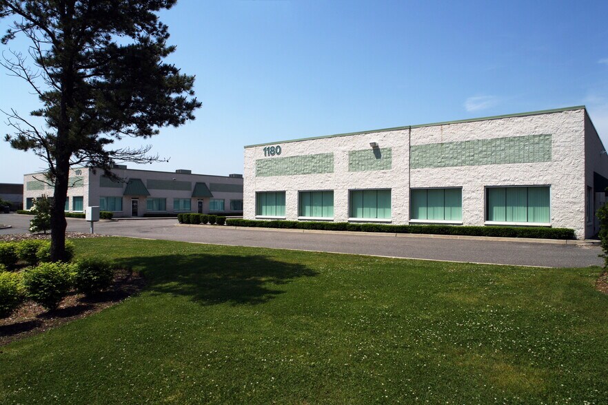 1170 Lincoln Ave, Holbrook, NY à louer - Photo du bâtiment - Image 3 de 4
