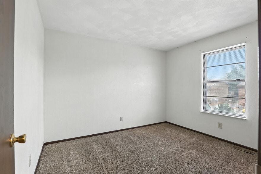 Pheasantwood Apartments portfolio of 12 properties for sale on LoopNet.ca - Building Photo - Image 3 of 28