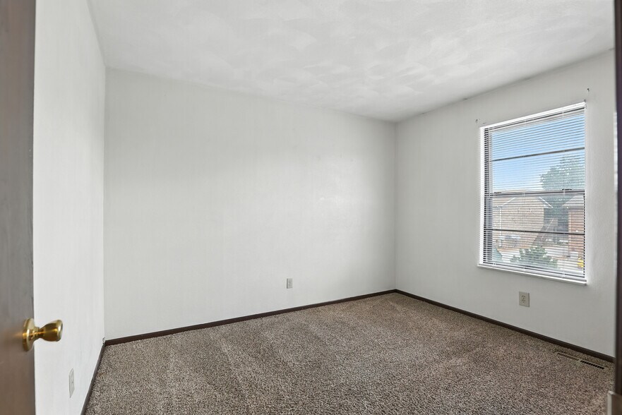 Pheasantwood Apartments portefeuille de 12 propriétés à vendre sur LoopNet.ca - Photo du bâtiment - Image 3 de 28