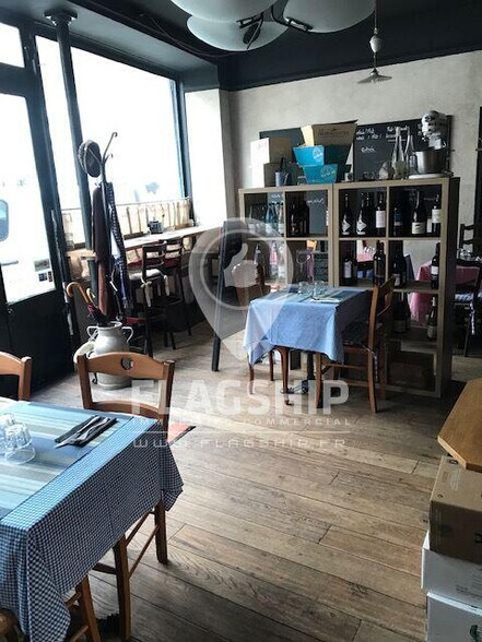 Retail in Puteaux for lease - Interior Photo - Image 1 of 8