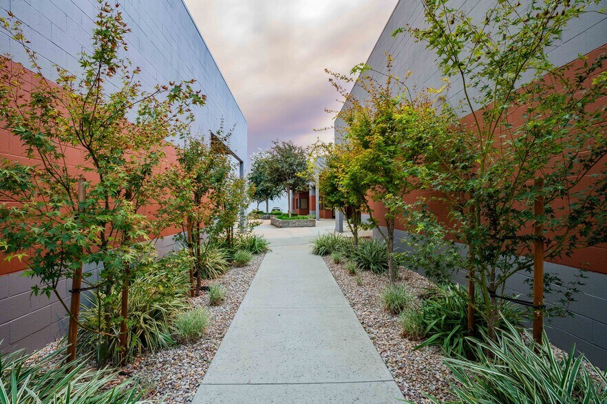 1504 Columbia Ave, Riverside, CA à louer - Photo du bâtiment - Image 2 de 20