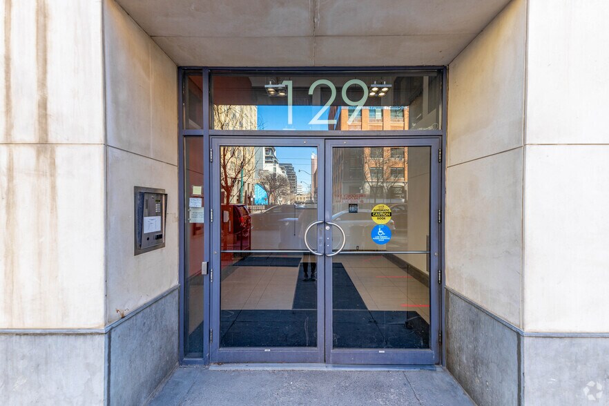 129 Spadina Ave, Toronto, ON à louer - Photo du bâtiment - Image 2 de 5