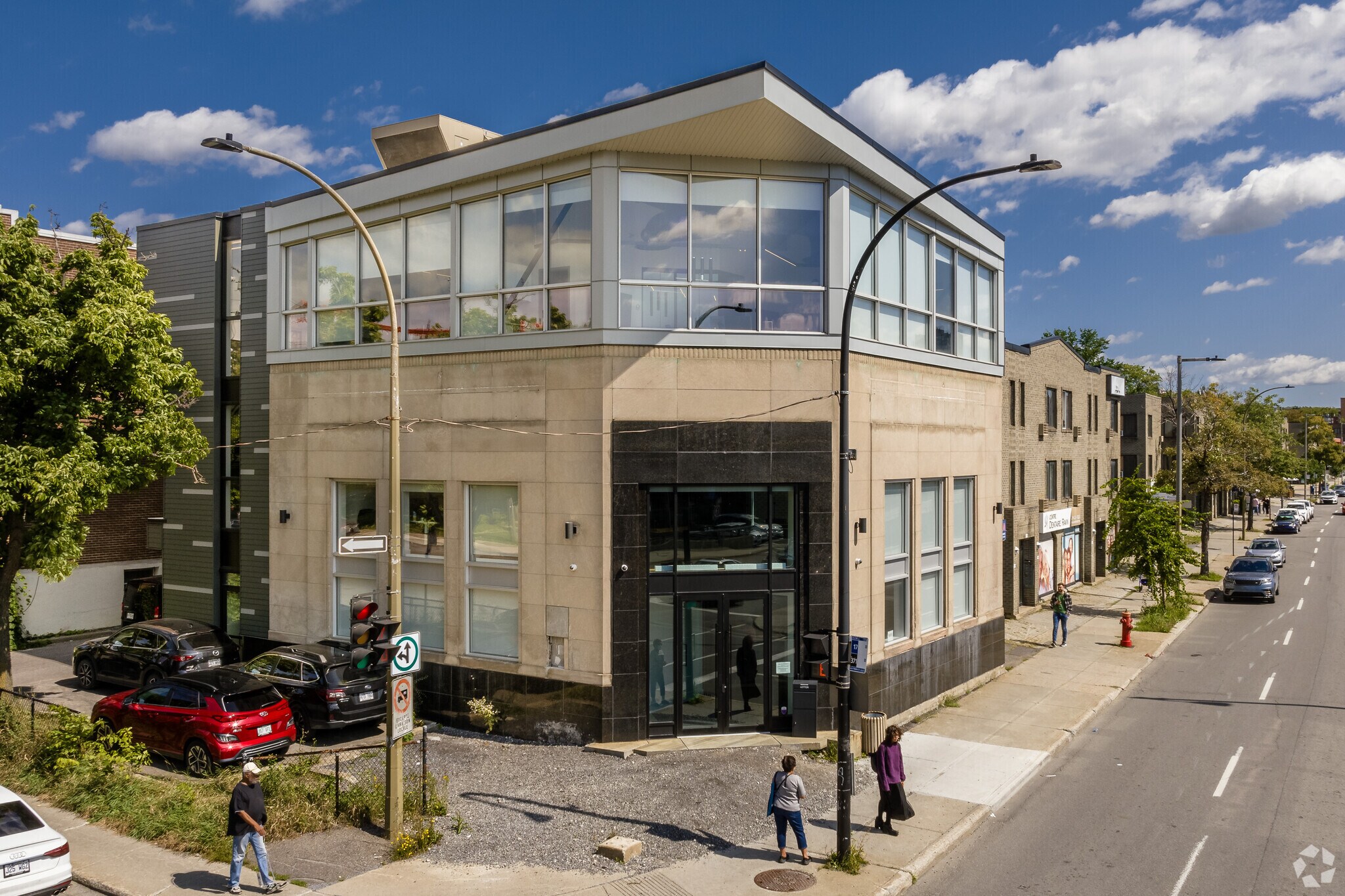 5695 Boul Décarie, Montréal, QC à vendre Photo principale- Image 1 de 1