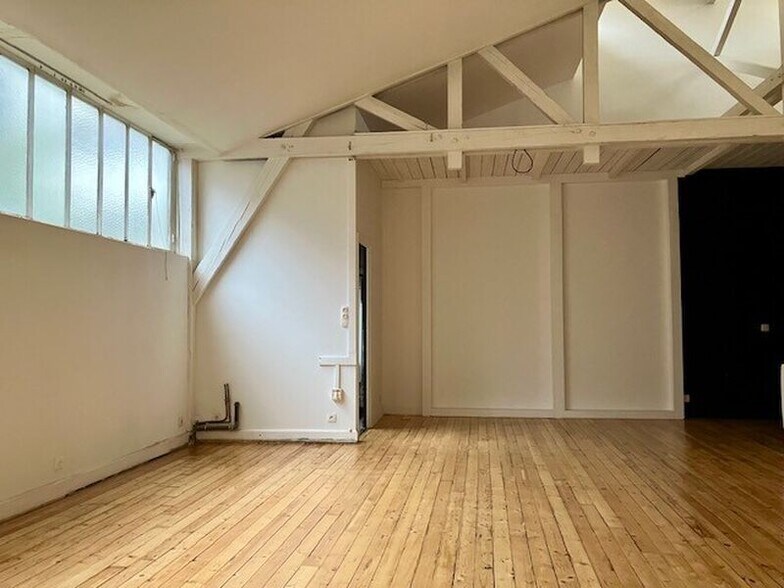 Office in Montreuil for lease - Building Photo - Image 3 of 8