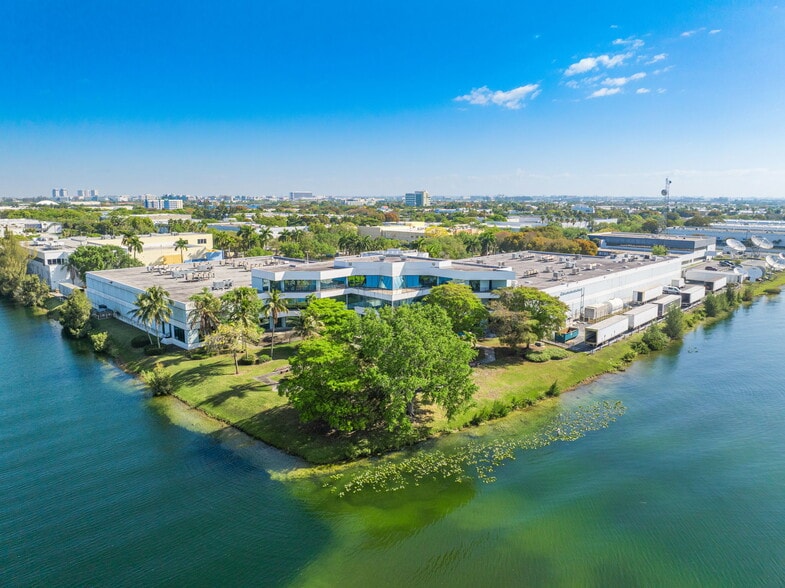 1800 NW 89th Pl, Miami, FL à vendre - Photo du bâtiment - Image 3 de 9