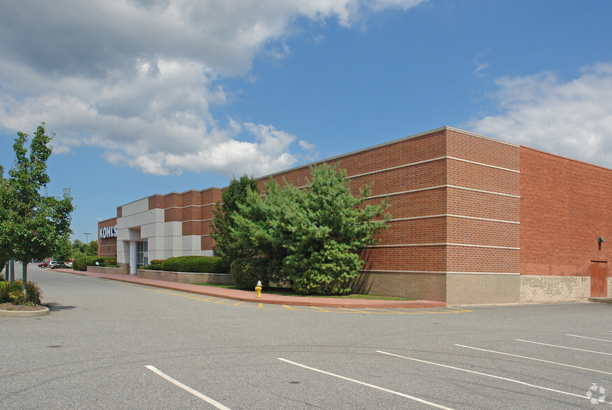 2020-2060 Sunrise Hwy, Bay Shore, NY for lease - Building Photo - Image 2 of 5