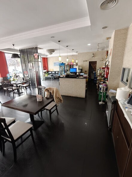 Retail in Pinto, Madrid for lease - Building Photo - Image 2 of 5